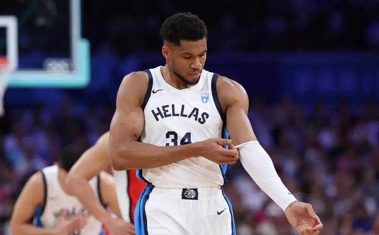 字母哥在勇士比赛中晋级下一阶段,比赛局势复杂引发热议!观众掌声雷动的简单介绍 字母哥在勇士比赛中晋级下一阶段,比赛局势复杂引发热议!观众掌声雷动的简单介绍