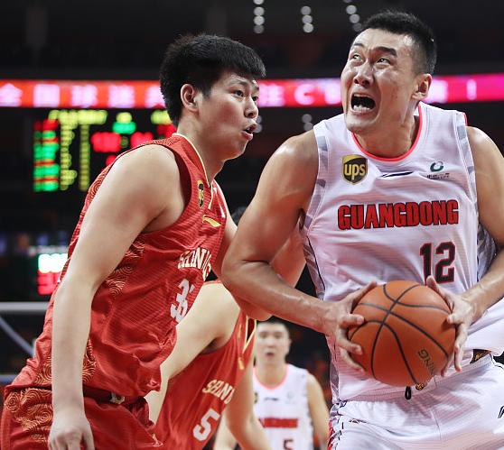 今夜广东宏远门线救险:欧冠节点到来,气氛紧张,控场能力受关注 今夜广东宏远门线救险:欧冠节点到来,气氛紧张,控场能力受关注