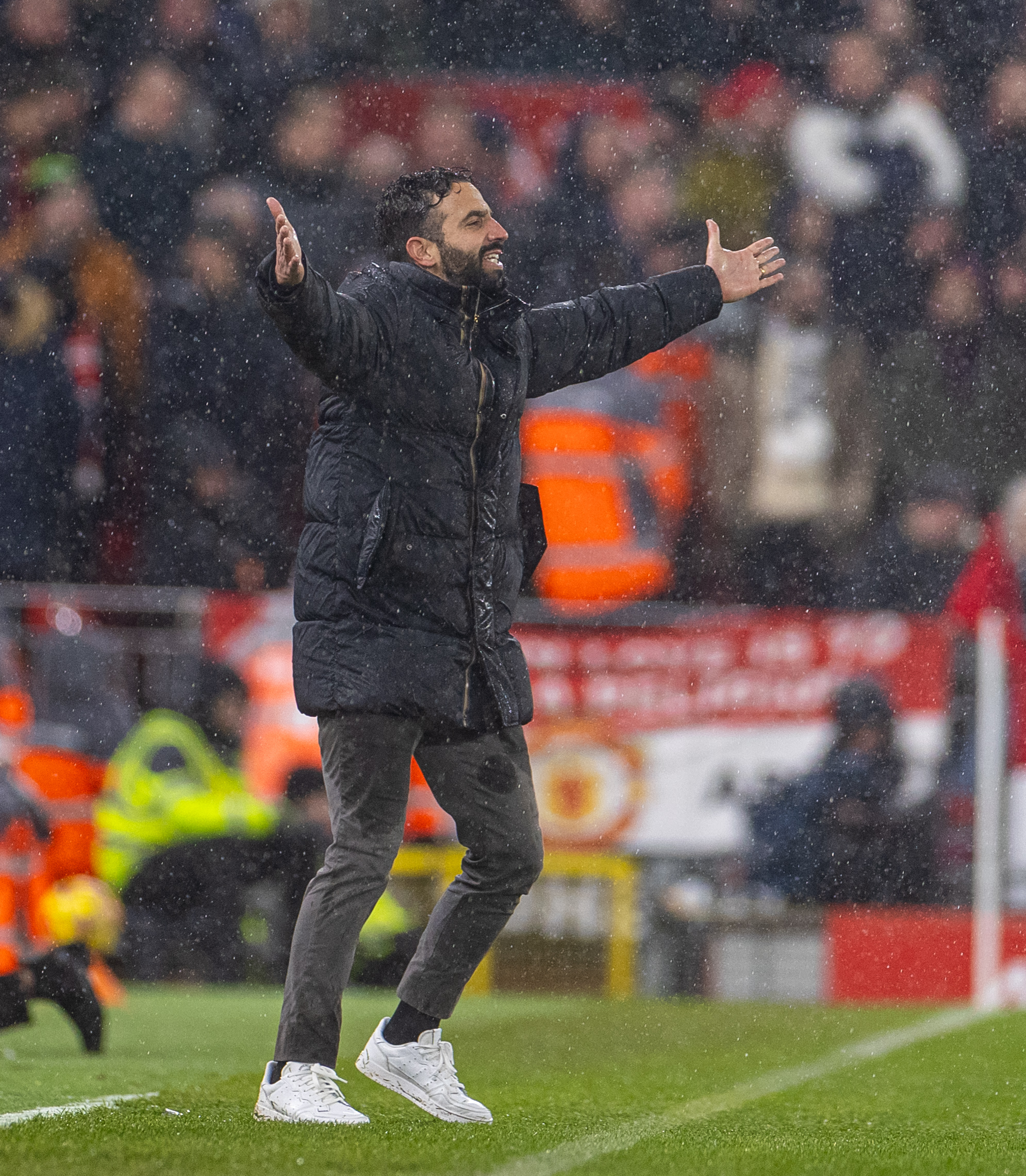 包含曼联迎社区盾关键赛;转会期防线松动;话题不断;轮换策略成焦点的词条 包含曼联迎社区盾关键赛;转会期防线松动;话题不断;轮换策略成焦点的词条