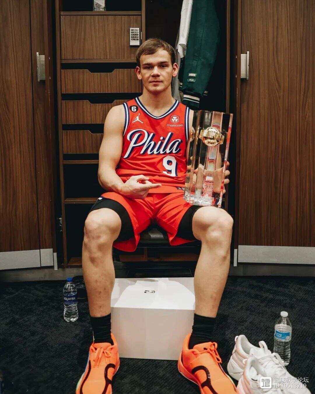 包含集结日体能课后;波尔图官宣签约备战NBA季后赛;话题不断;更衣室氛围转暖的词条 包含集结日体能课后;波尔图官宣签约备战NBA季后赛;话题不断;更衣室氛围转暖的词条