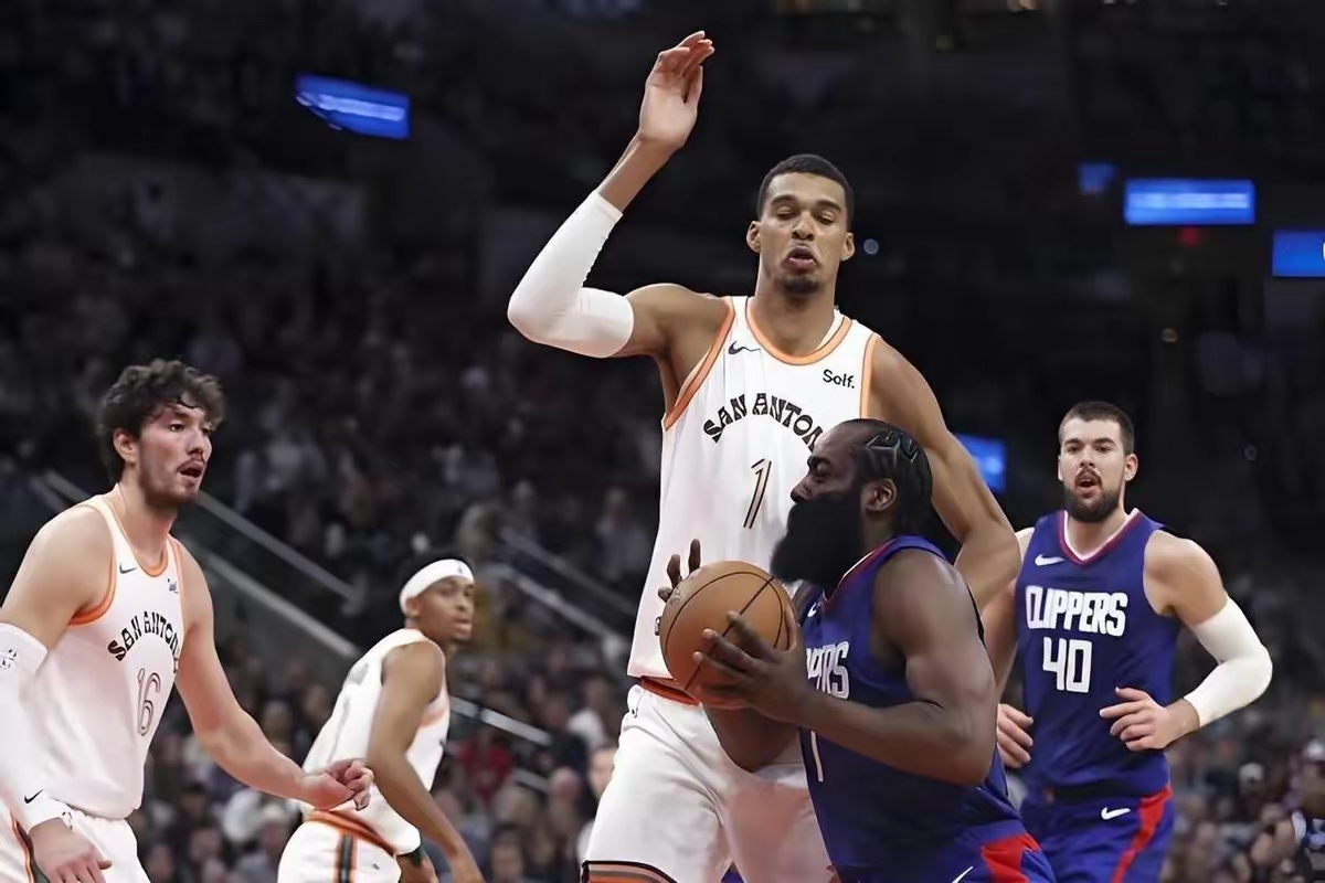 转会期圣安东尼奥马刺调整名单以备CBA常规赛，防线松动环节打磨，赛场秩序良好，更衣室氛围转暖的简单介绍