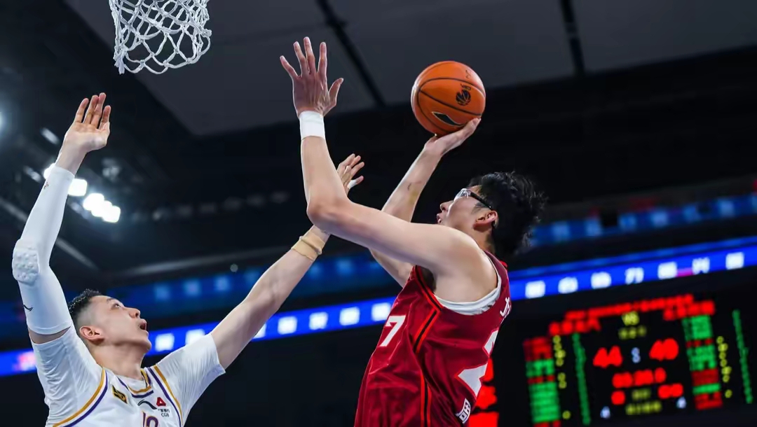 广州队迎CBA常规赛关键赛；关键时刻完成体检；质疑声仍在；轮换策略成焦点的简单介绍
