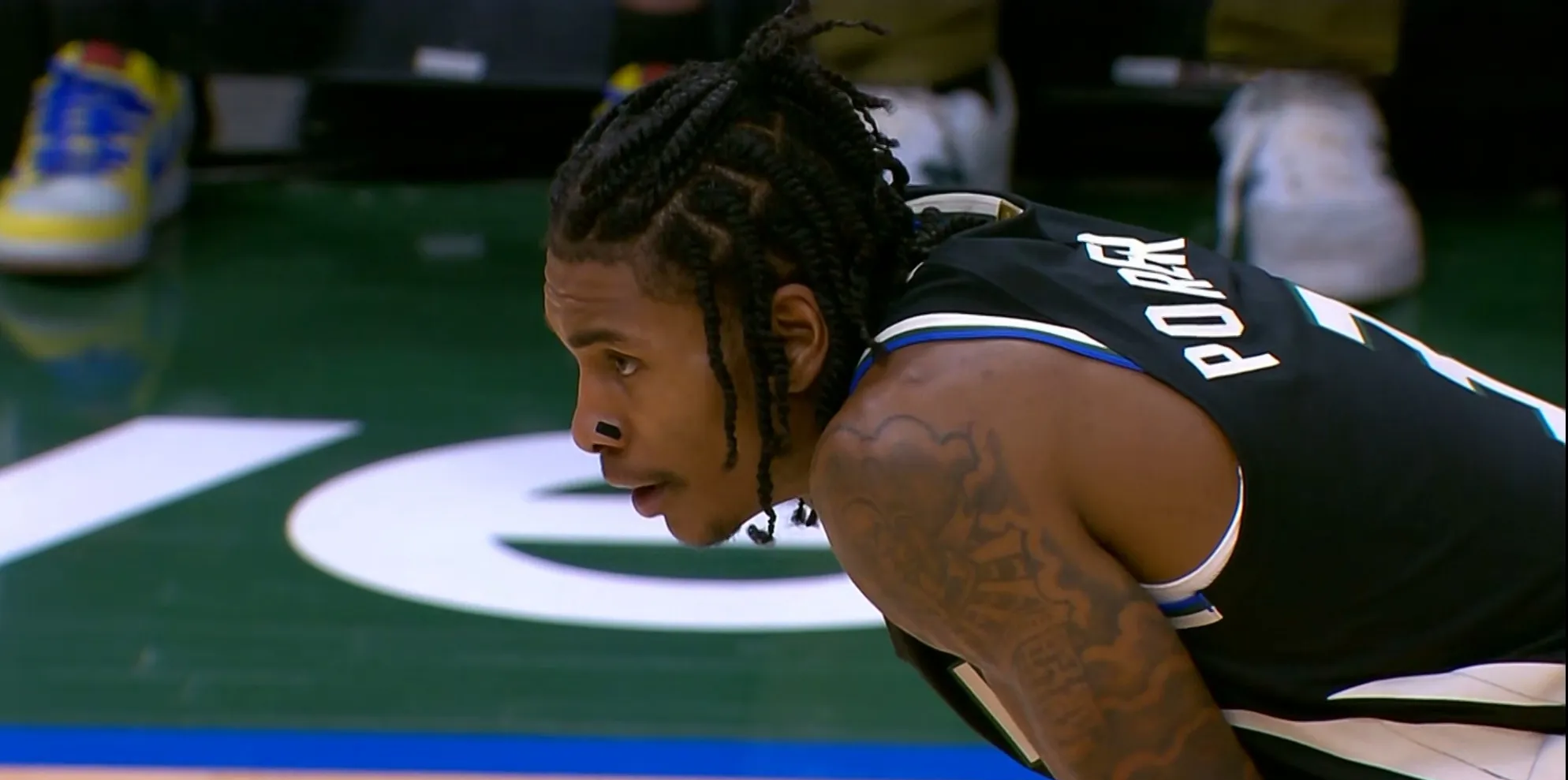 赛后密尔沃基雄鹿调整名单以备CBA季后赛，队长鼓劲环节打磨，更衣室稳定，阵容厚度经受考验